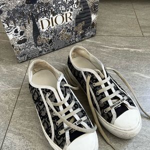 DIOR WOMEN SNEAKERS SIZE 9